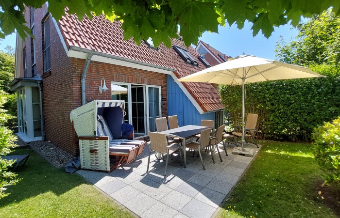 Westterrasse hinter dem Haus