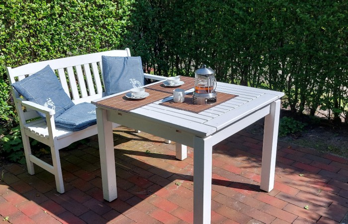 geschützter Sitzplatz mit Morgensonne