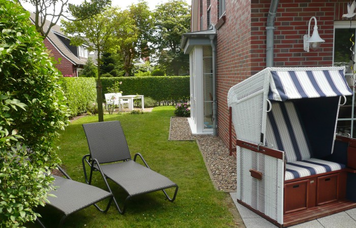 Blick durch den Garten mit akt. Strandkorb