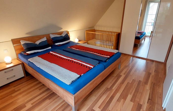 Schlafzimmer OG mit Kinderbett und smart-tv